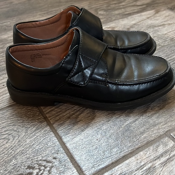 Boys Black Velcro Dress Shoes Size 4 - Picture 7 of 8